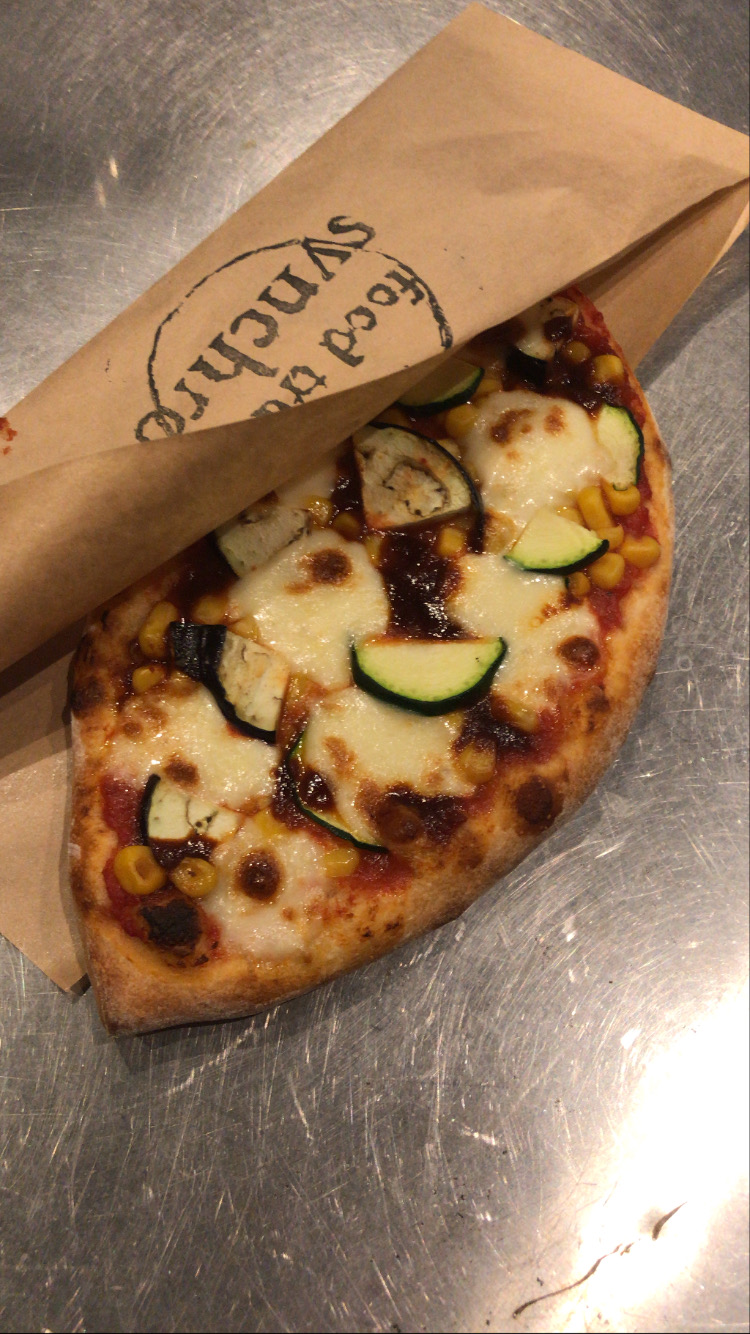 フードトラック シンクロ　夏野菜とチリミートピザ　